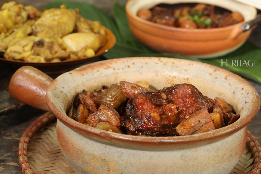 Bữa cơm mùa đông với các món kho trong niêu, chuối xanh và gừng tươi