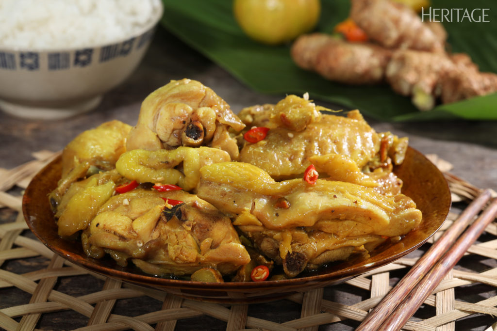 Niêu thịt kho đậm màu với các món kho khác phía sau
