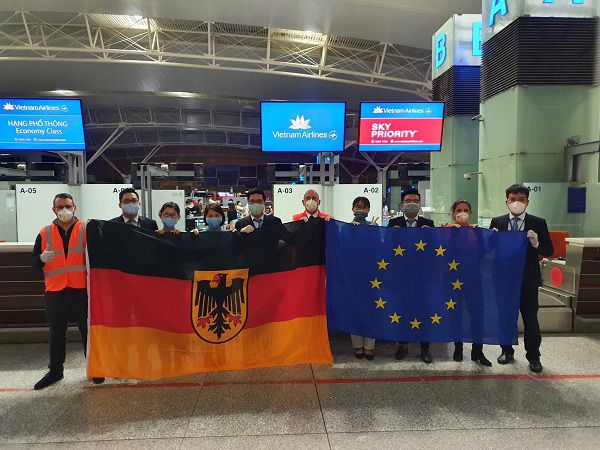 2. Các Hành Khách Thể Hiện Tâm Trạng Phấn Khởi Compressed