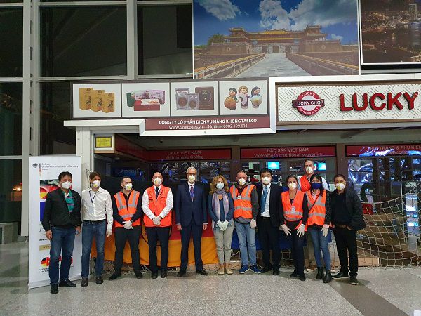 3. Đại Sứ Đức Tại Việt Nam áo Vest Chính Giữa Tiễn đoàn Tại Sân Bay Nội Bài Trước Chuyến Bay Ngày 6 4 Compressed