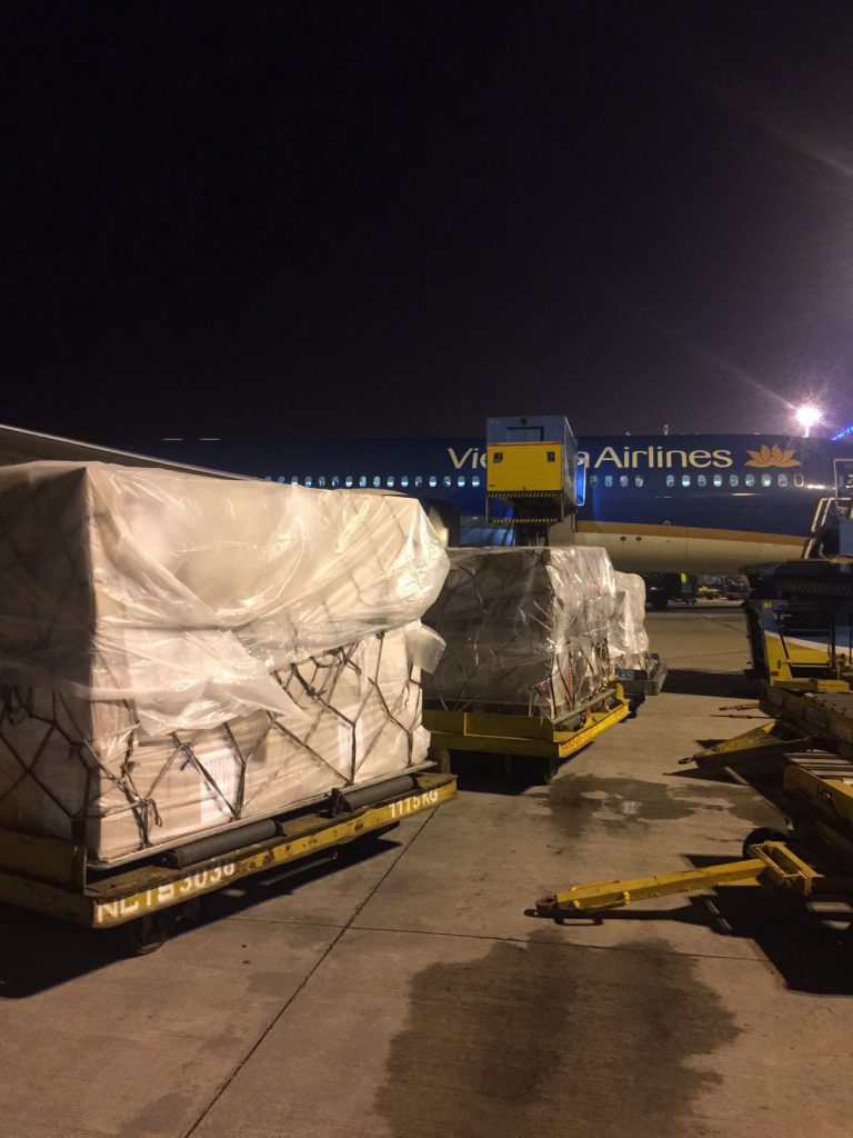 4. Đưa Hàng Hóa Y Tế Do Chính Phủ Việt Nam Viện Trợ Anh Lên Tàu Bay 2 768x1024