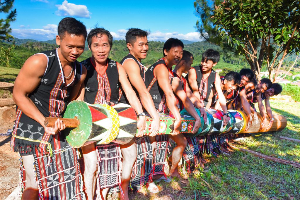 Ảnh 2 Sức Trẻ G&oacute;p Phần Trong Việc T&igrave;m Gỗ V&agrave; Dựng C&acirc;y N&ecirc;u Compressed 1024x684