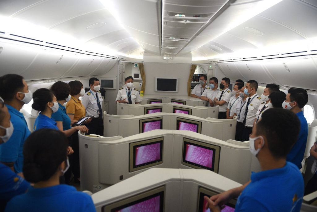 3. Tổ Bay Họp Trước Lúc Khởi Hành Từ Việt Nam 1024x683