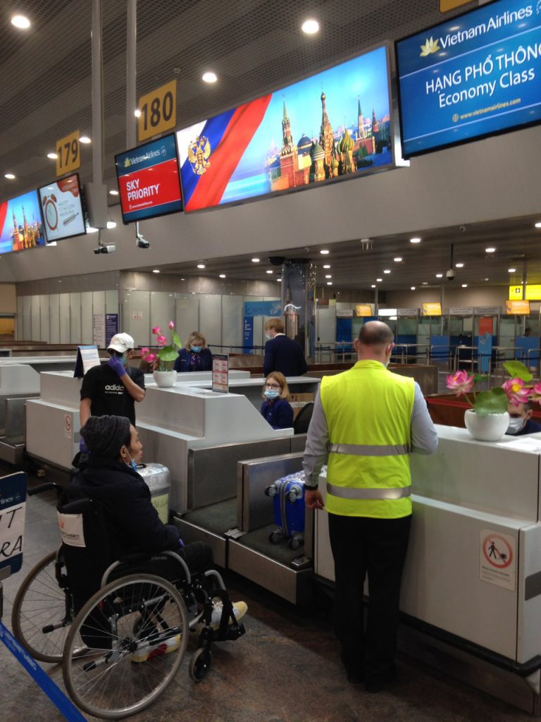 Một Hành Khách Việt Sử Dụng Xe Lăn Trên Chuyến Bay Về Nước 768x1024