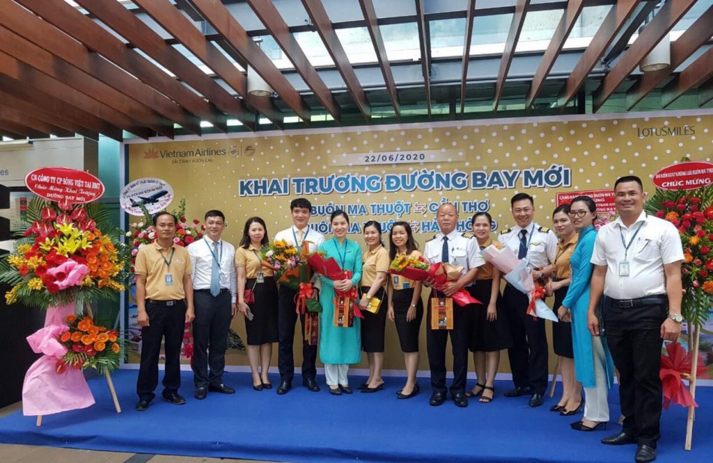 Ảnh 4 Tặng Hoa Tổ Bay Trước Khi Khởi H&agrave;nh 1024x666