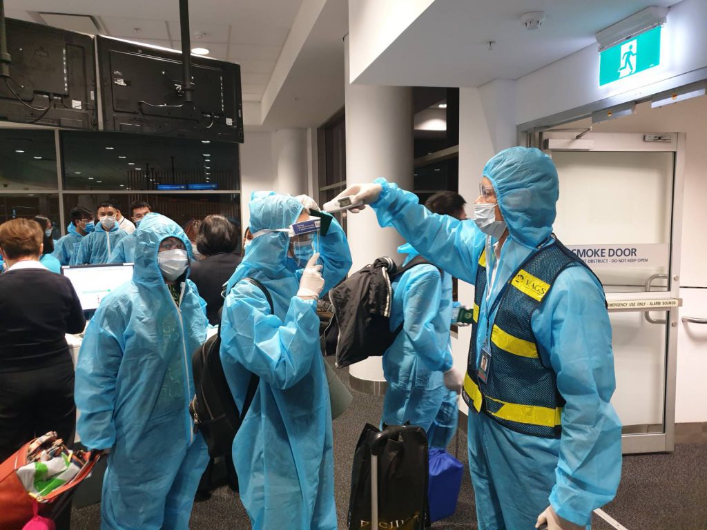 2. Đo Thân Nhiệt Hành Khách Trước Khi Lên Tàu 1024x768