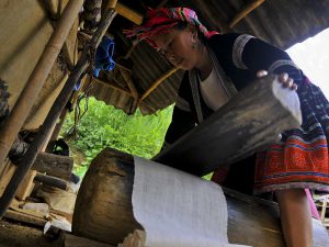 4- Làm váy của người phụ nữ Mông Lai Châu – Trần Ngọc Thắng