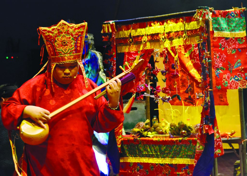 Ảnh 1 Thầy Then Trong Lễ Phục Bên đàn Cúng Với Cây đàn Tính Tẩu Và Chiếc Quạt Giấy Compressed 1024x731