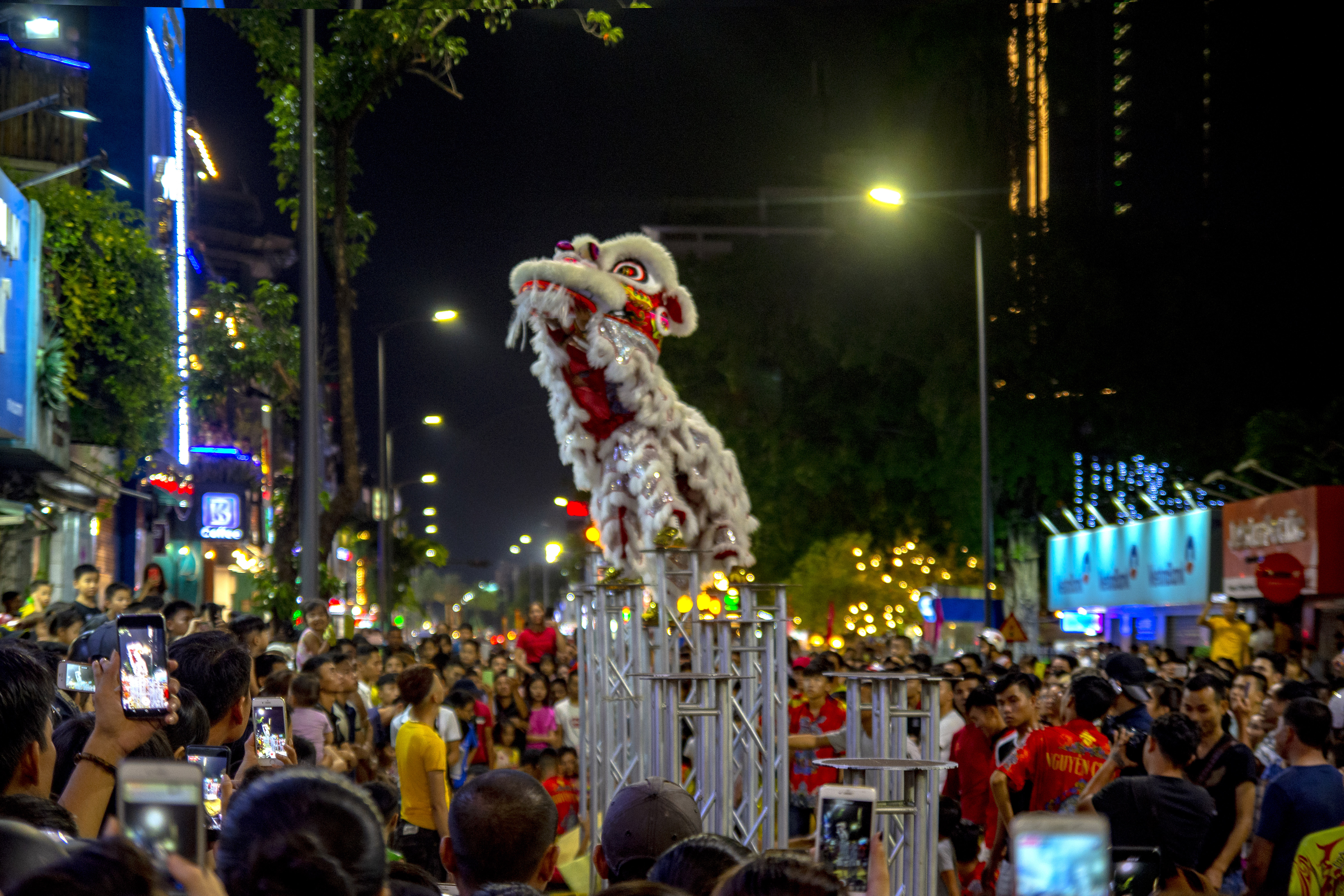 12- Lễ hội Lân đường phố Huế – Nguyễn Trung Thành