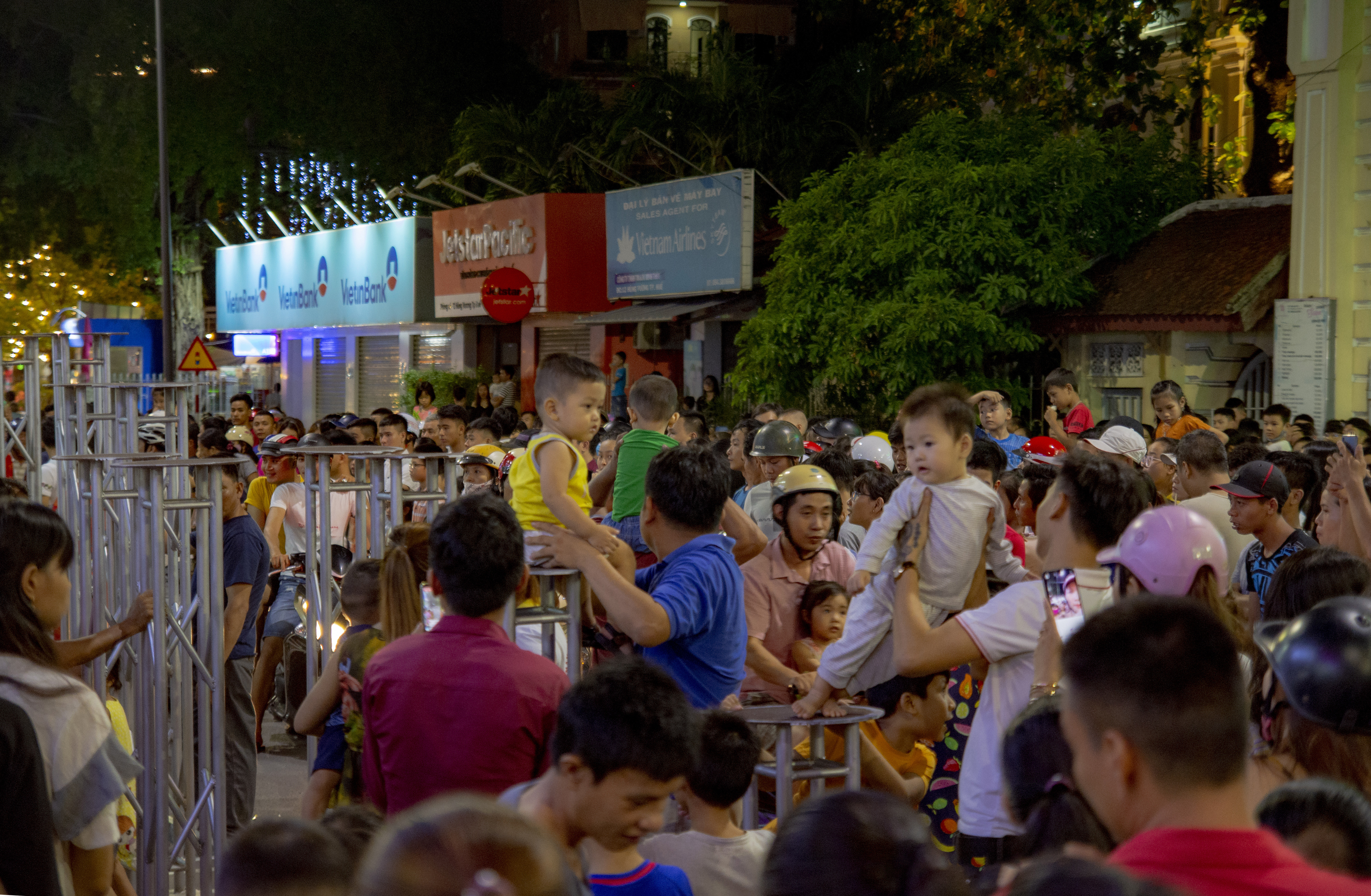 12- Lễ hội Lân đường phố Huế – Nguyễn Trung Thành
