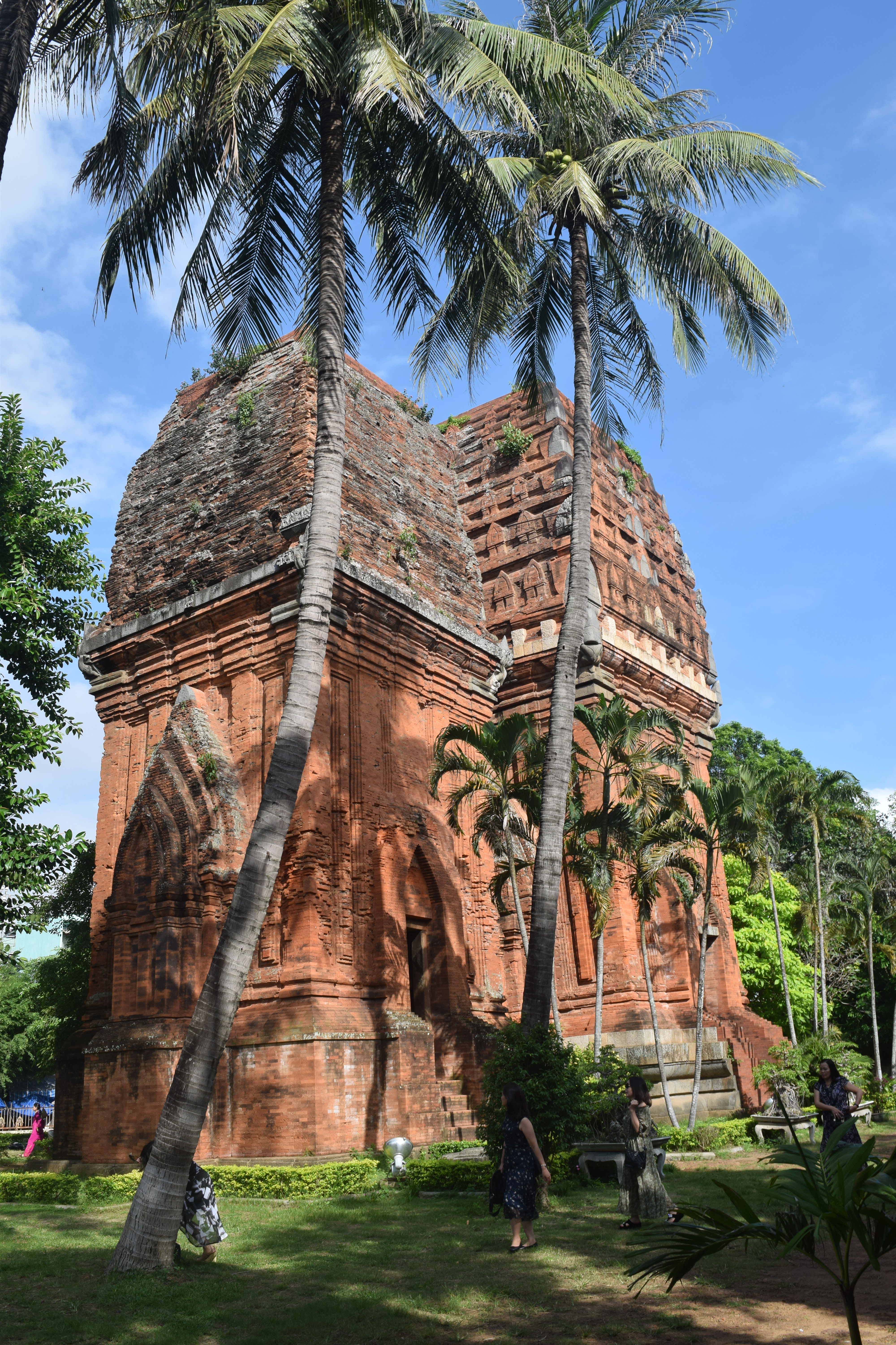 67- Tháp Đôi 1 – Nguyễn Phi Hùng