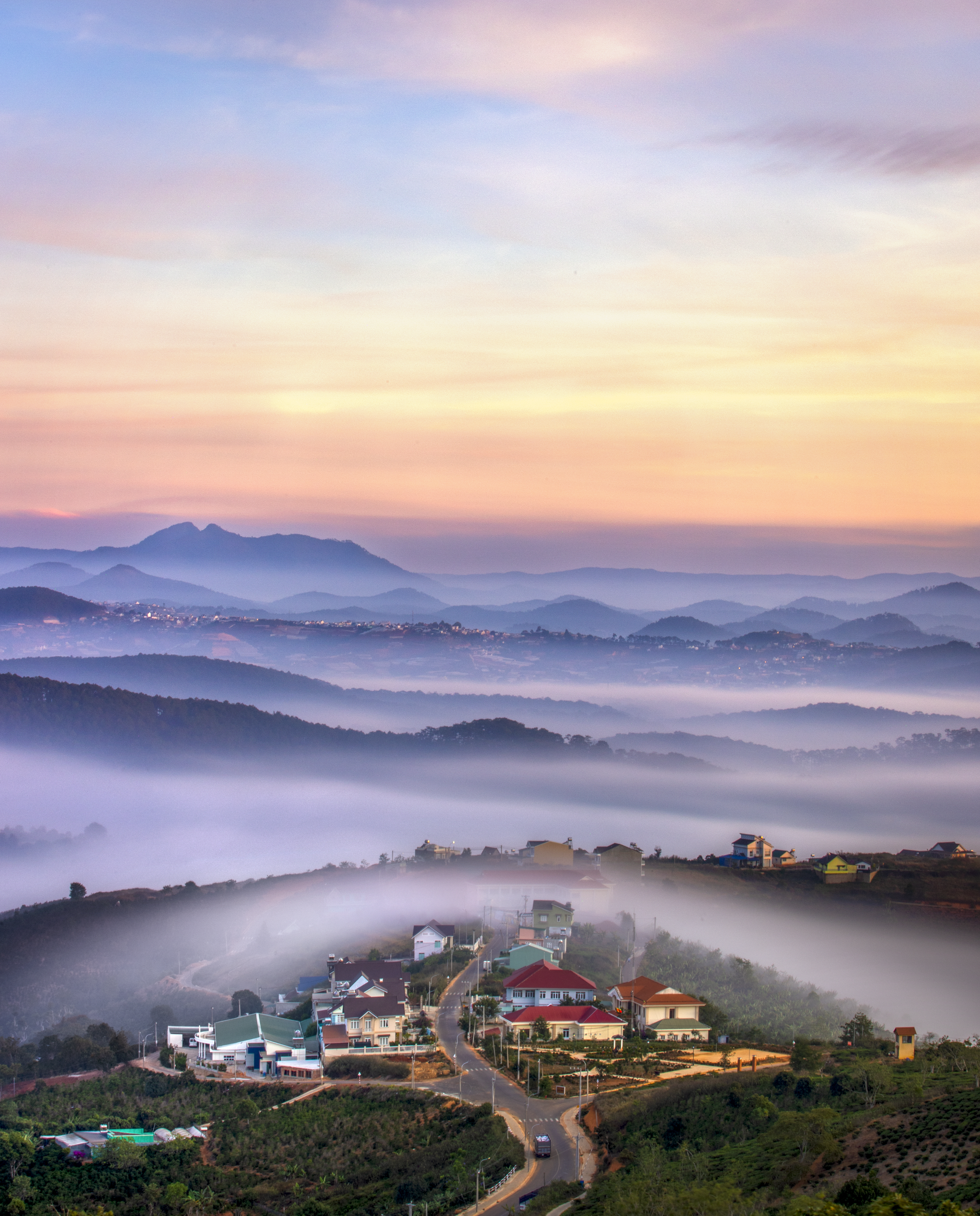 15- Ẩn hiện dưới màn sương – Trần Ngọc Anh