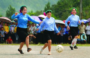 Lên núi xem các cô gái mặc váy đá bóng