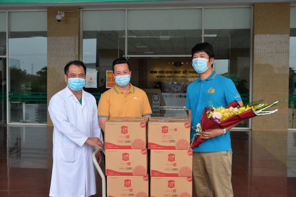 6. B&aacute;c Sỹ BVNĐTW Tặng Qu&agrave; Cho Tổ Bay 1024x681