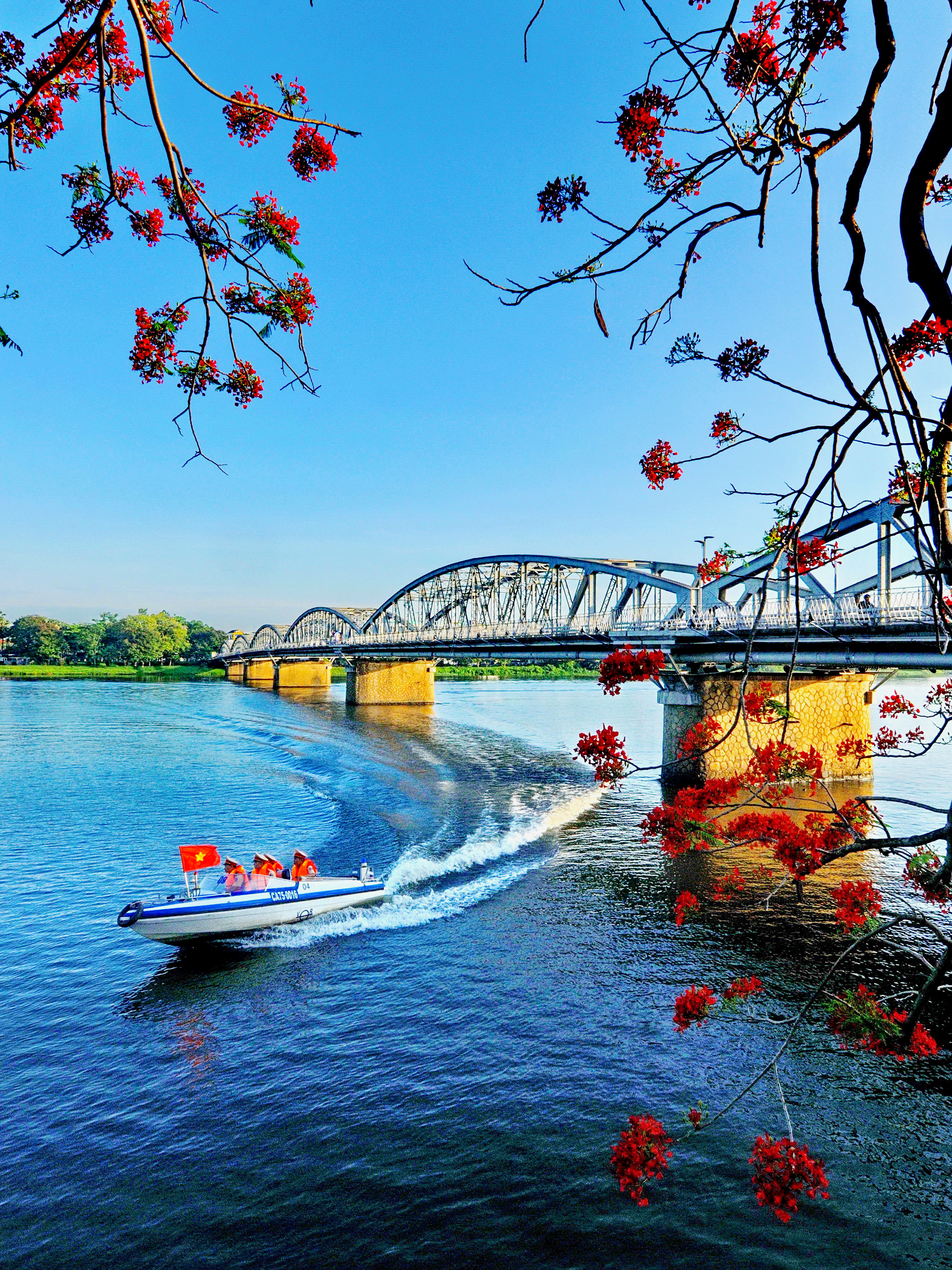 92- Tuần tra trên sông – Đặng Văn Trân