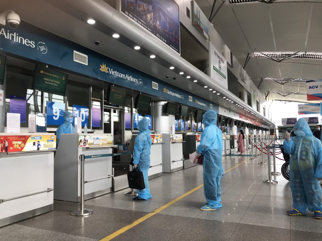 Hành Khách Làm Thủ Tục Tại Đà Nẵng 1024x768