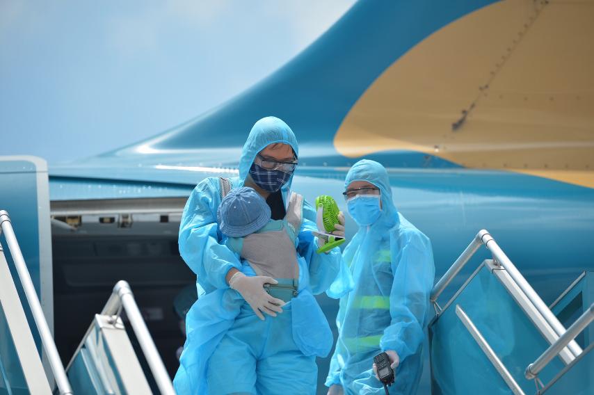 Hành Khách Xuống Sân Bay Nội Bài 1