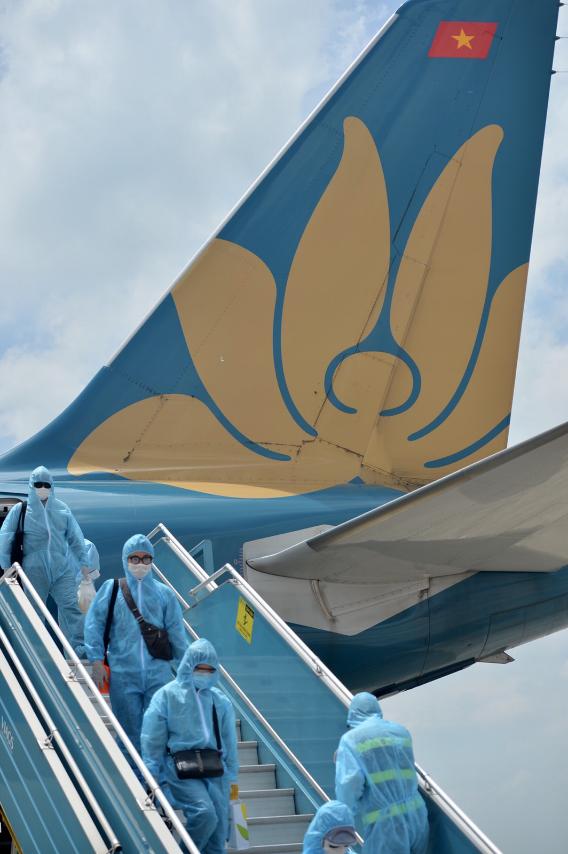 Hành Khách Xuống Sân Bay Nội Bài 3