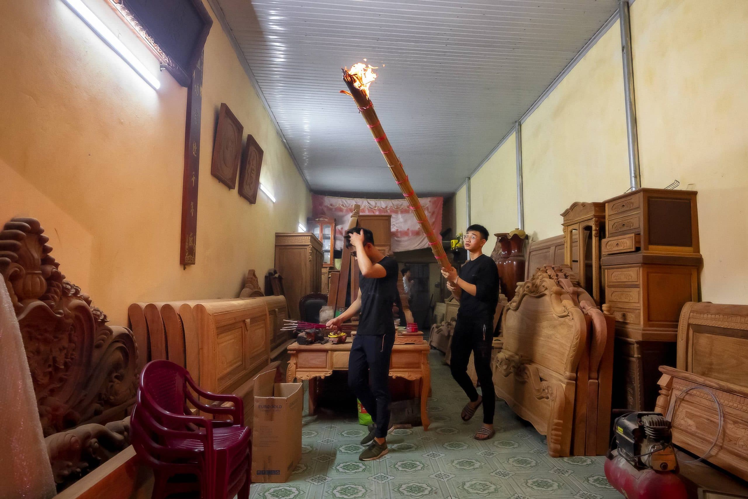 82- Rước lửa độc đáo đêm giao thừa – Thành Thế Vinh