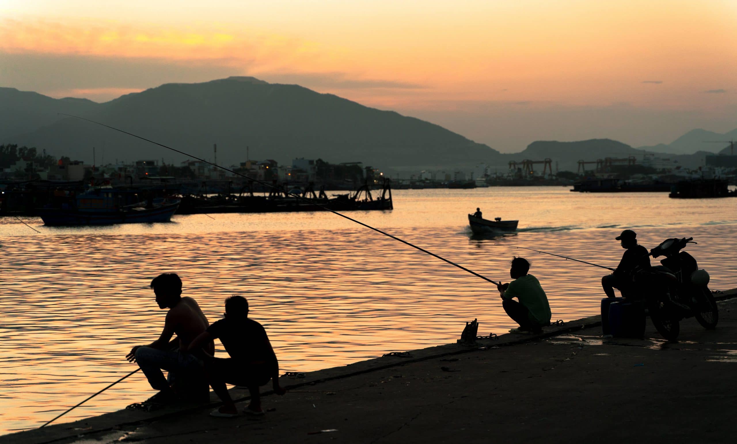 94- Cảng cá cửa bé Nha Trang – Lê Văn Đăng