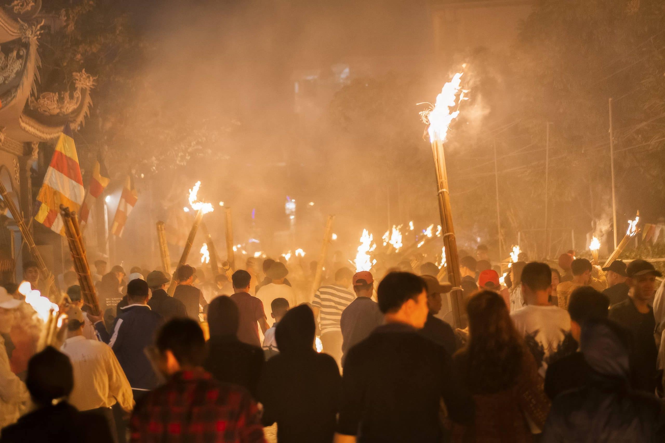 82- Rước lửa độc đáo đêm giao thừa – Thành Thế Vinh