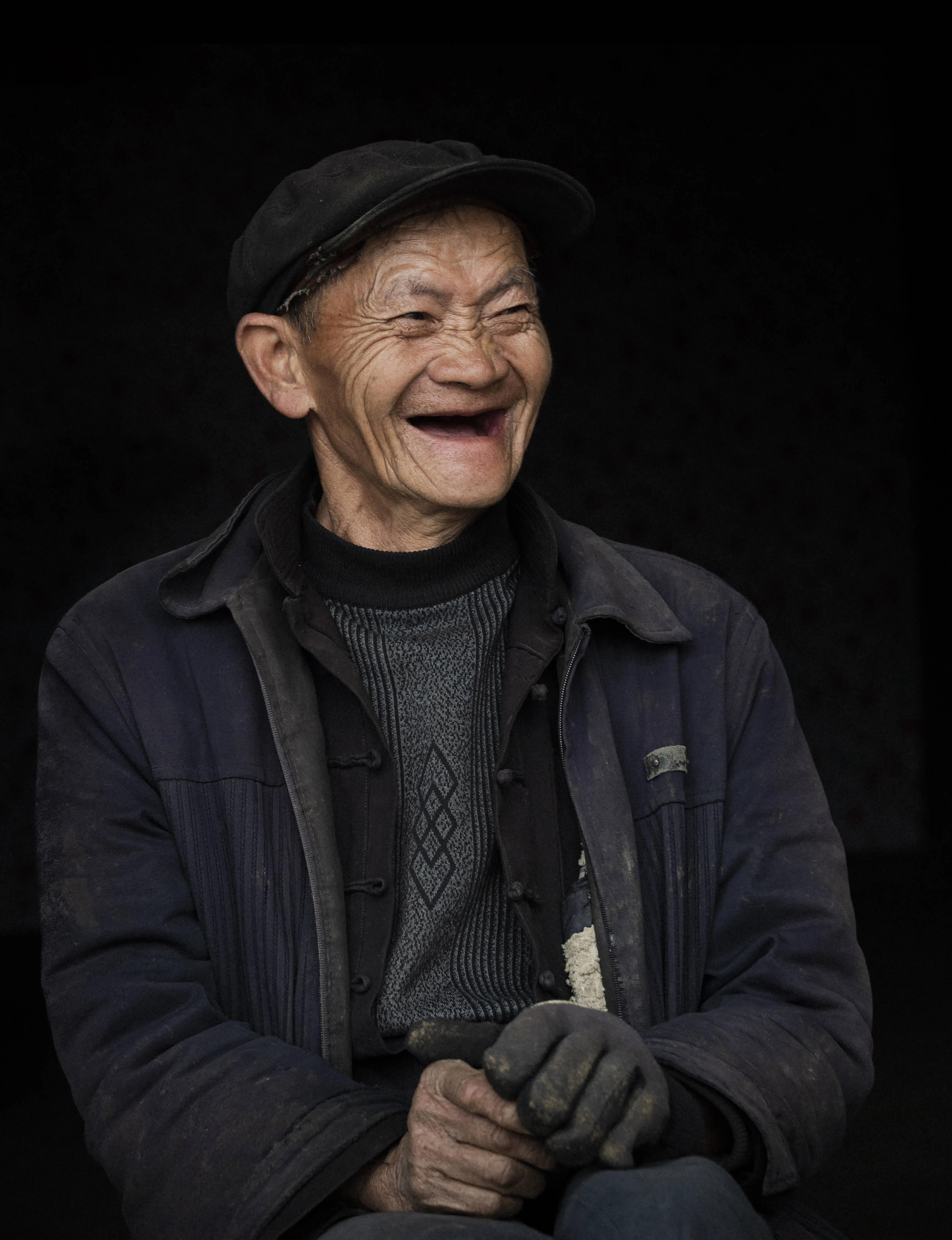 242 – Nụ cười của ông lão chăn bò ở Lao Xa – Vũ Bảo Ngọc