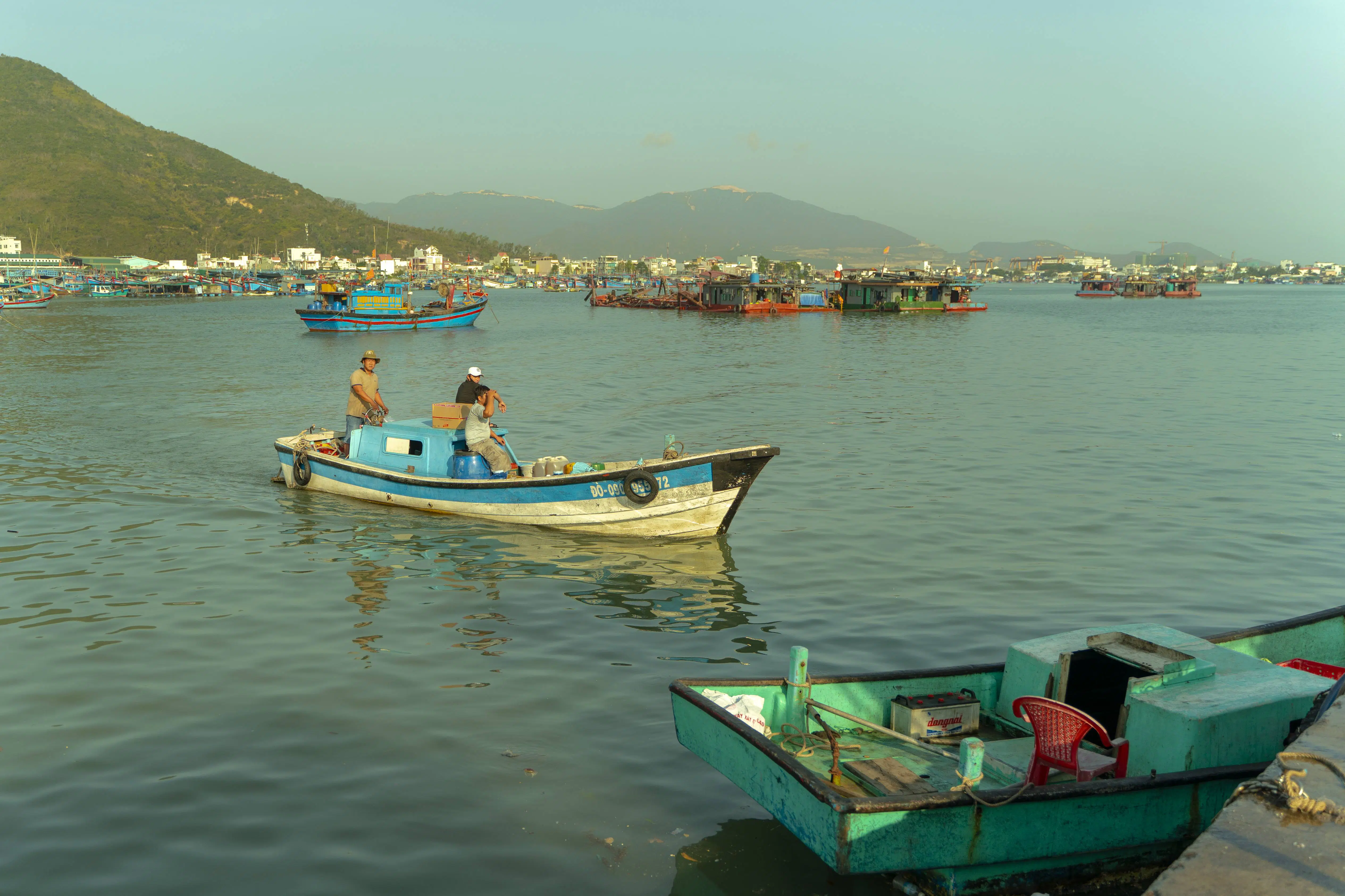 94- Cảng cá cửa bé Nha Trang – Lê Văn Đăng