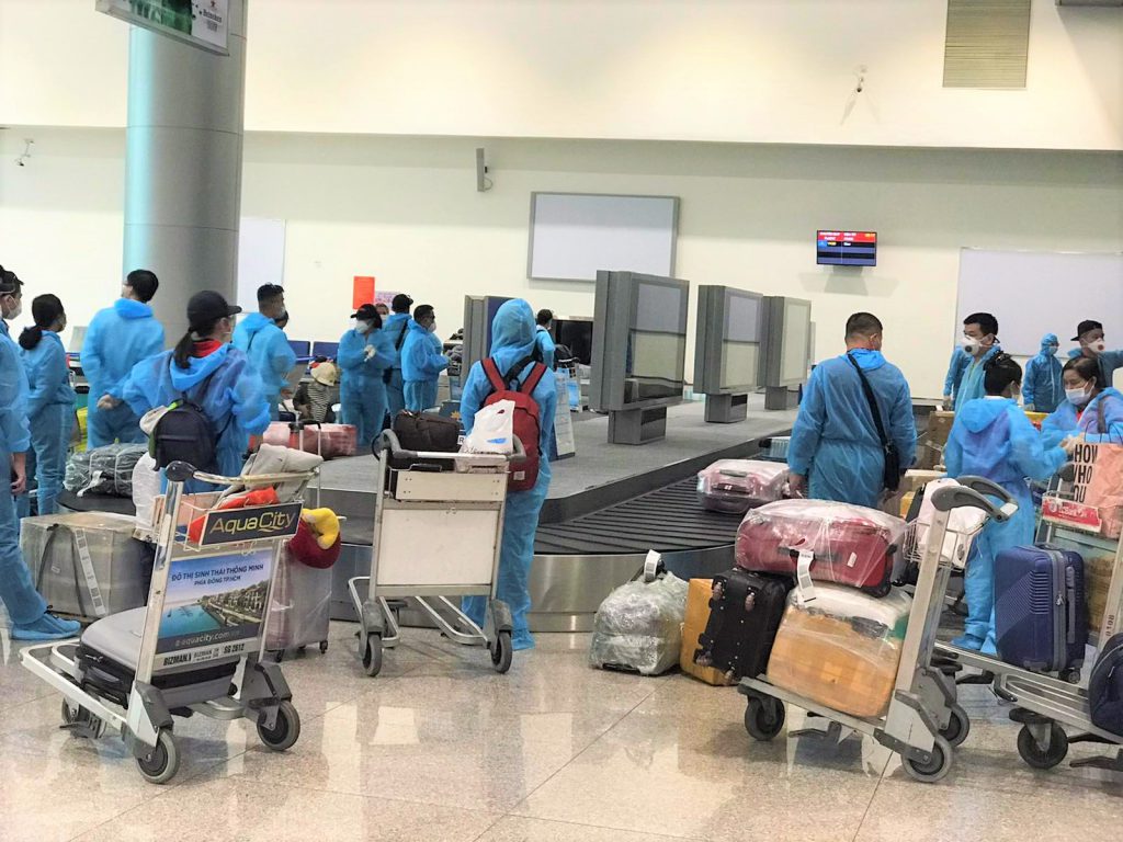 Hành Khách Chờ Lấy Hành Lý Tại Sân Bay 1024x768