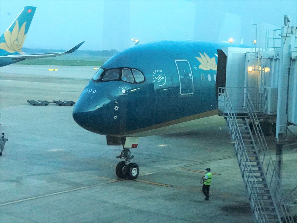 Máy Bay đáp Tại Sân Bay Tân Sơn Nhất 1024x768