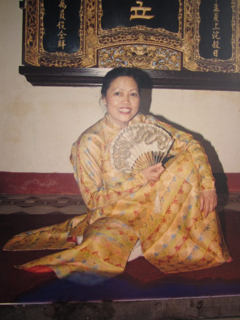 Tiến Sĩ Thái Kim Lan Trong Chiếc áo Dài Hoàng Thái Hậu Ban 768x1024