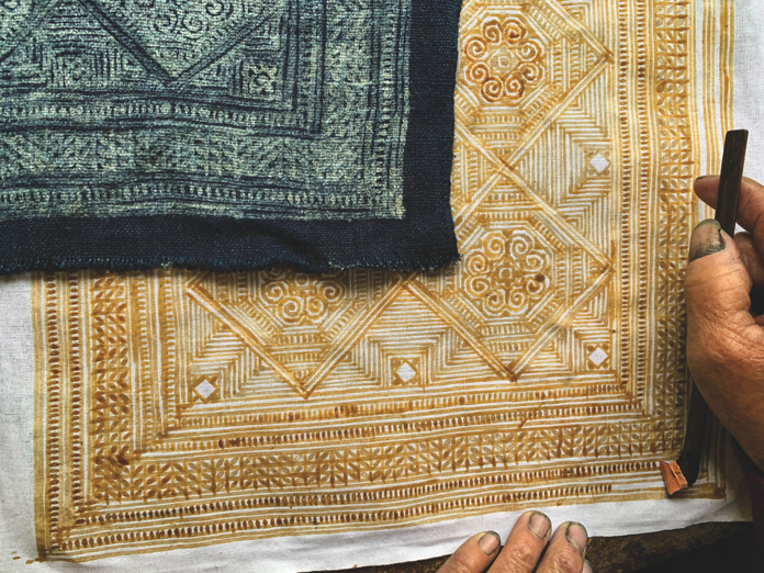 Hoạ Tiết S&aacute;p Ong Sau Khi Nhuộm Ch&agrave;m V&agrave; Sau Khi