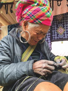 Chàm “kể chuyện” người H’Mông