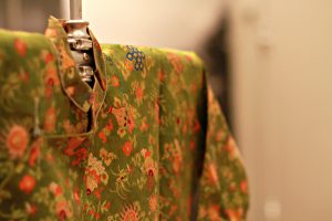 Màu vàng lồng lộng chảy tràn lá xanh