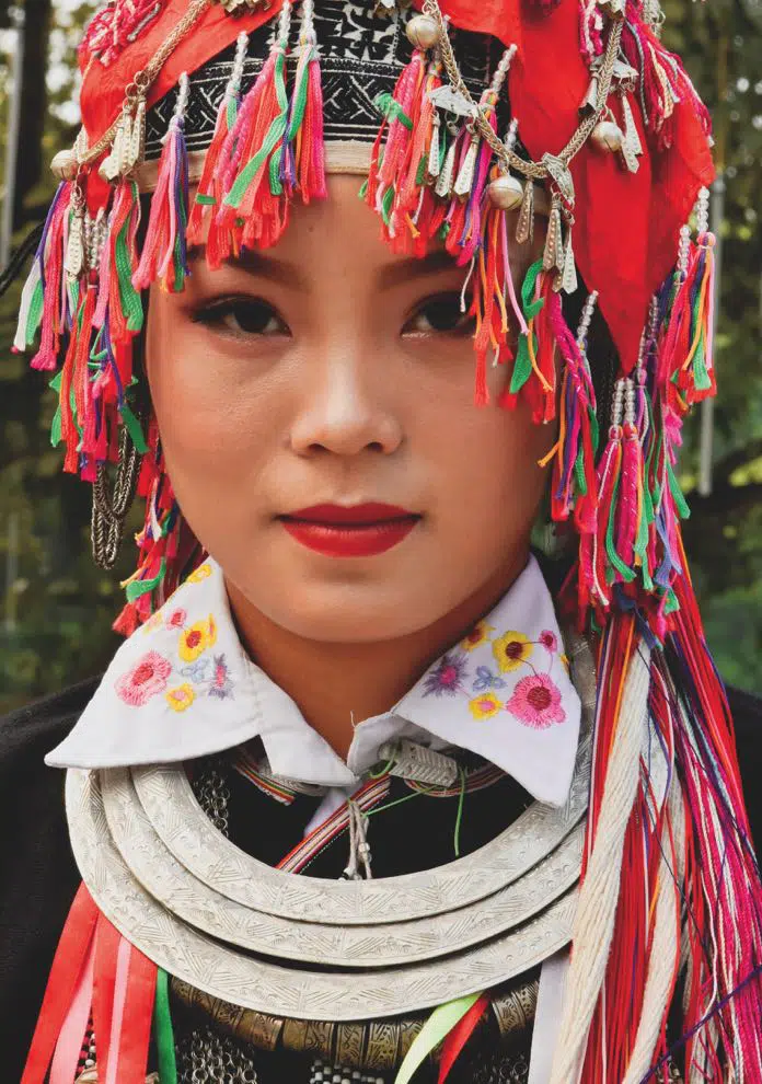 vong-kieng-bang-bac-co-thiet-dien-lon-cua-co-gai-dao-ao-dai