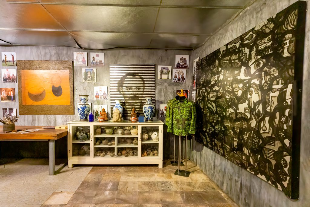 Không gian triển lãm nghệ thuật với tranh tường và các tác phẩm điêu khắc nhỏ