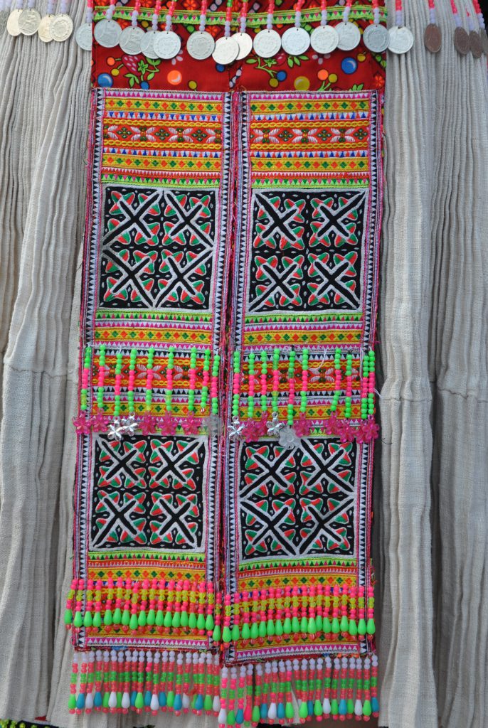 Miếng Vải Thổ Cẩm Rực Rực Rỡ Hoa Văn đẹp Mắt Trên Váy Dân Tộc Mông Trắng 686x1024