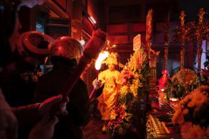 Rước lửa cầu may