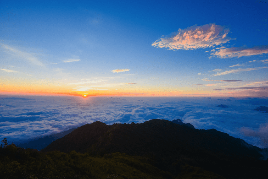 Đ&oacute;n B&igrave;nh Minh đầu Ti&ecirc;n Tr&ecirc;n N&oacute;c Nh&agrave; Y T&yacute; 1024x683