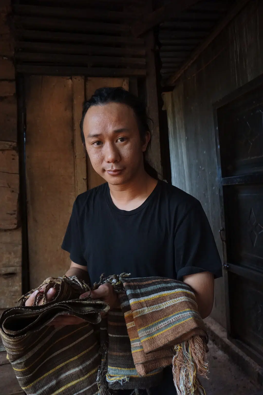 luu-ngoc-vu-sang-lap-ede-yarns-voi-hai-tam-vai-tho-cam-khoi-phuc-uoc-trong-tay