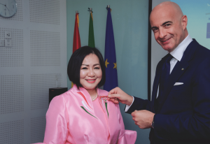 Chủ tịch Vietnam Fashion Week được trao tặng huân chương của Italia