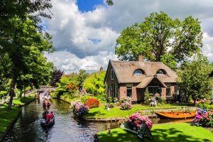 Giethoorn – Bình yên với “Thuyền thì thầm”