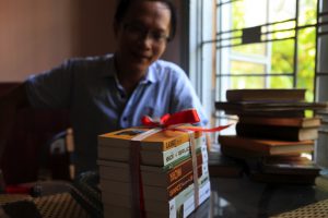 Người chơi cùng sách