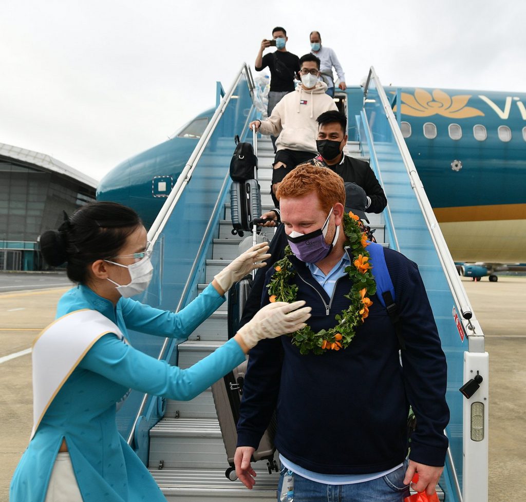 7. Dịch Vụ Dón Tiễn Tại Sân Bay 1024x978