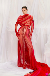 Rainy Day Chic: Khi áo mưa và ô trở thành điểm nhấn thời trang ngày mưa rét