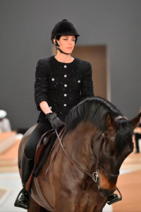 Những phụ kiện giúp áo dài Tết trở nên tinh tế và hiện đại hơn