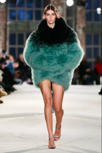 Trench coat chống nước và ủng Wellington trong phong cách ngày mưa