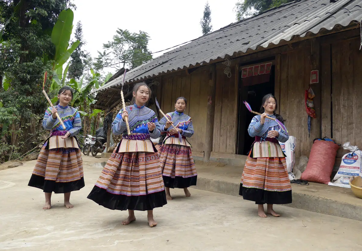 Các em nhỏ luyện tập múa sinh tiền
