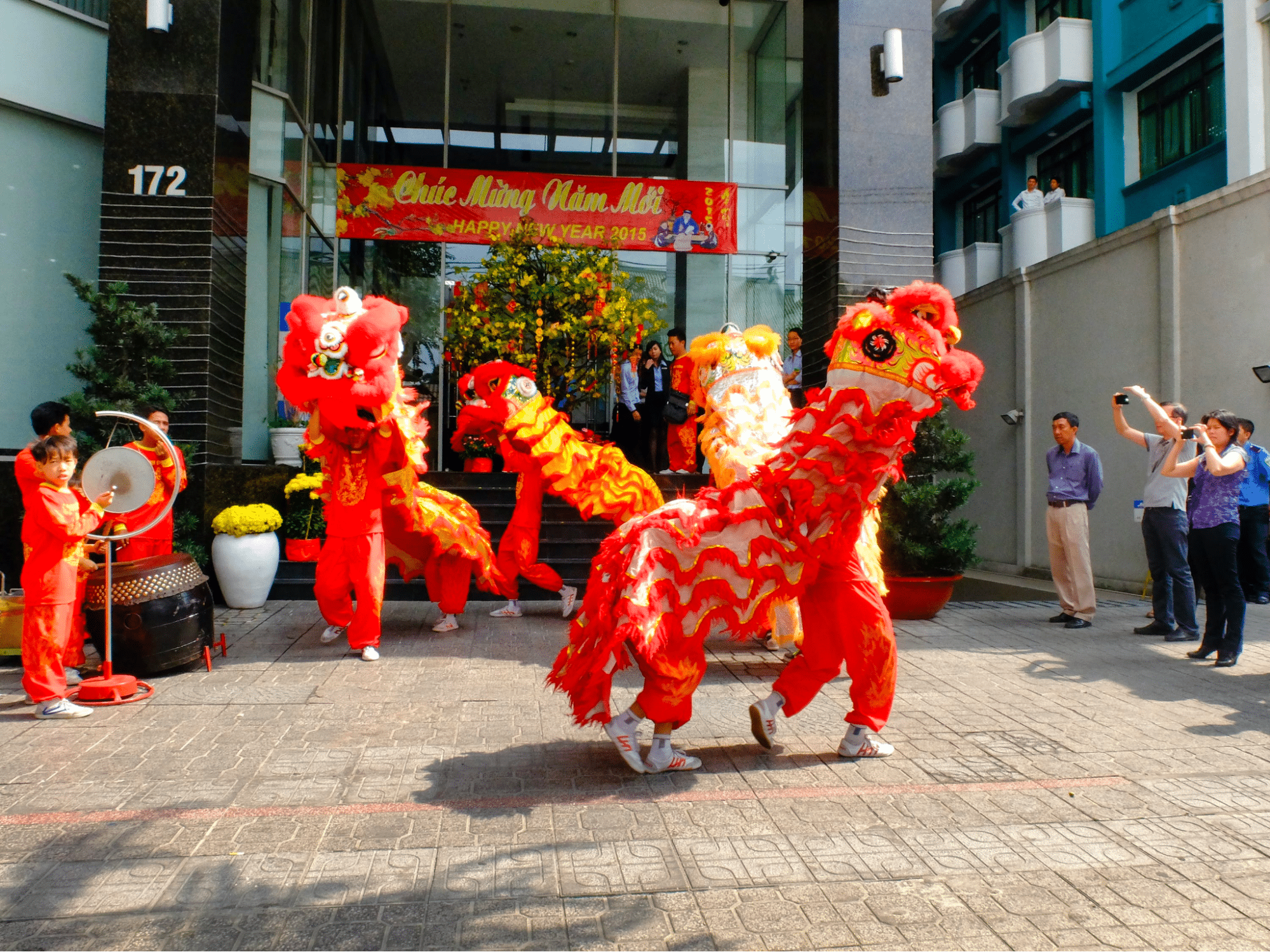 Múa lân ở một buổi lễ náo nhiệt