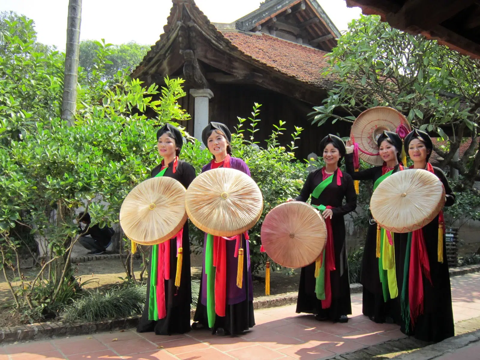 Trang phục của nữ giới Bắc Bộ vào những ngày lễ hội là áo dài “mớ ba mớ bảy”