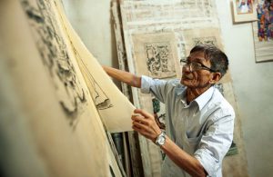 Hoa tay khắc nét vàng son phố